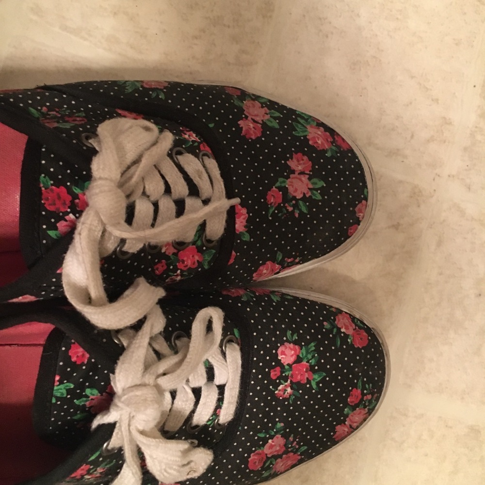 Flower laced up shoes - super cute!